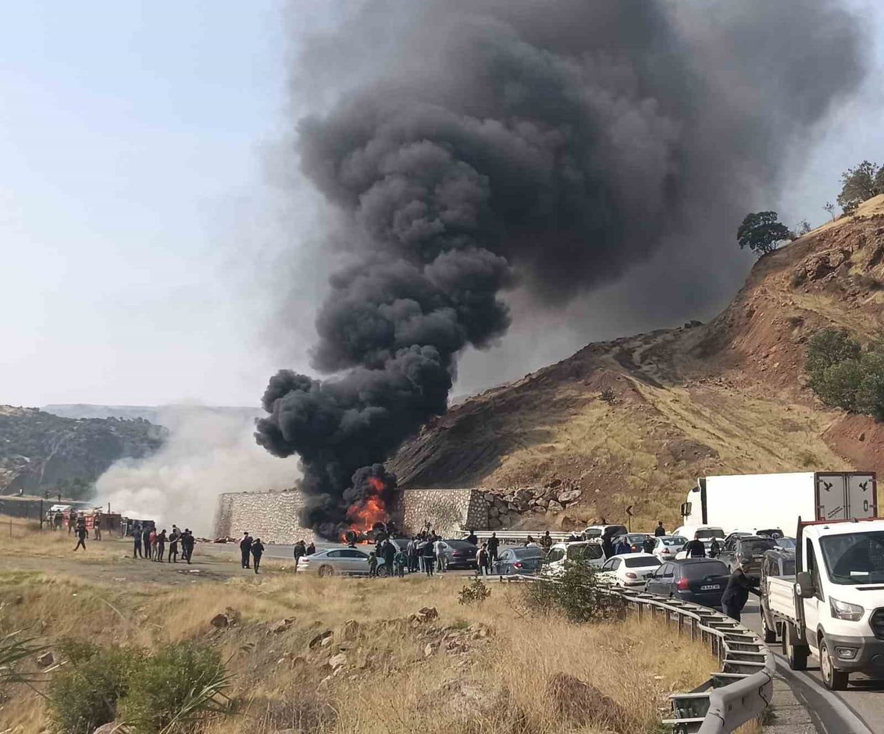 BİTLİS-DİYARBAKIR KARA YOLUNUN BAYKAN ÇIKIŞINDA MEYDANA GELEN TRAFİK KAZASINDA DUVARA ÇARPAN TIR...