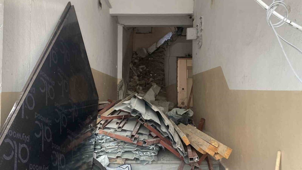FATİH'TE, KENTSEL DÖNÜŞÜM KAPSAMINDA YIKIMI YAPILAN BİNA ÇÖKTÜ. OLAYDA İŞ MAKİNESİ OPERATÖRÜ İLE...