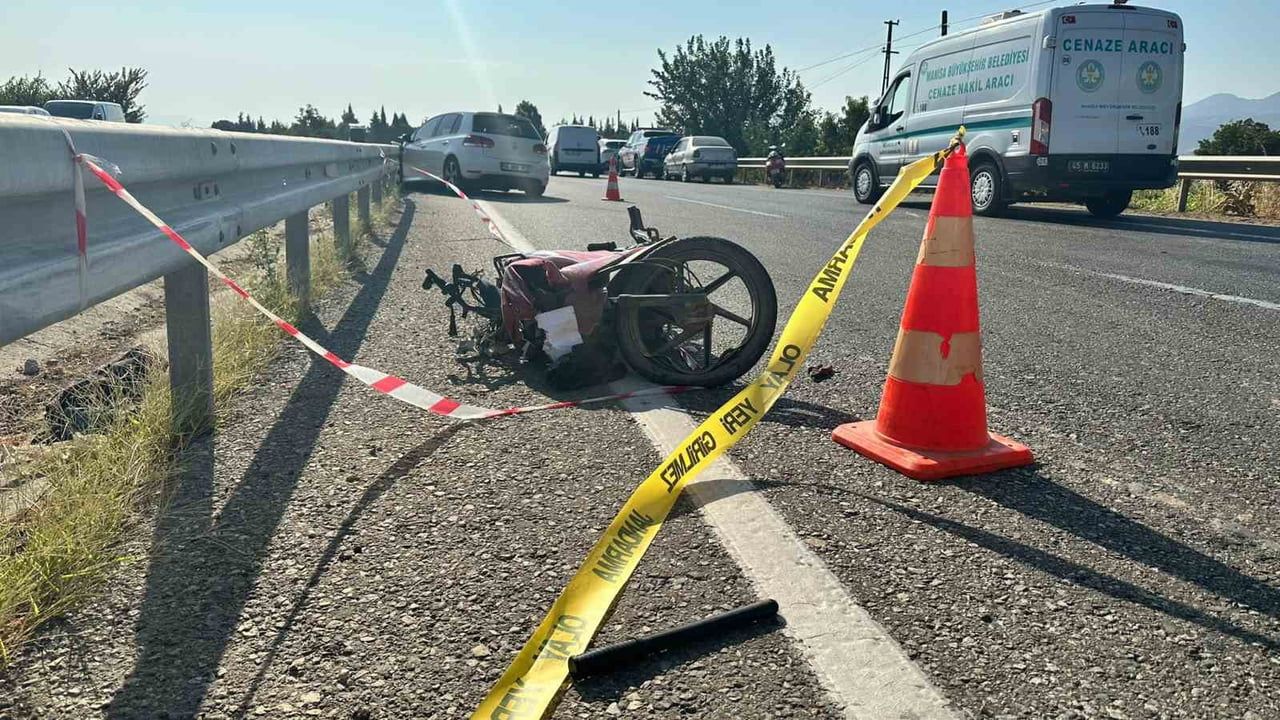 MANİSA'NIN ALAŞEHİR İLÇESİNDE BİR OTOMOBİLİN AYNI YÖNDE SEYREDEN MOTOSİKLETE ARKADAN ÇARPMASI...