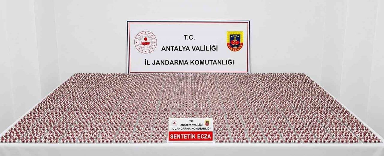 ANTALYA'DA JANDARMA EKİPLERİNİN BİR DEPOYA DÜZENLEDİĞİ OPERASYONDA 5 BİN 865 ADET UYUŞTURUCU HAP...