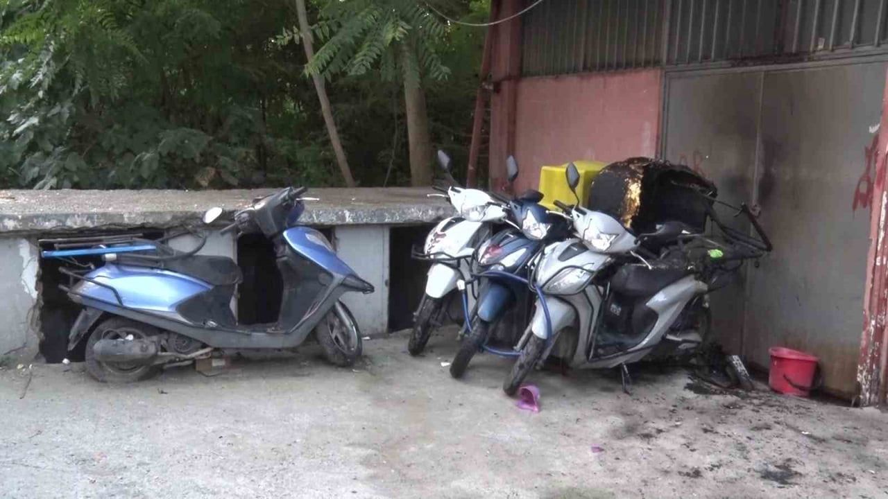 YANGINDA 4 MOTOSİKLET KULLANILAMAZ HALE GELDİ.