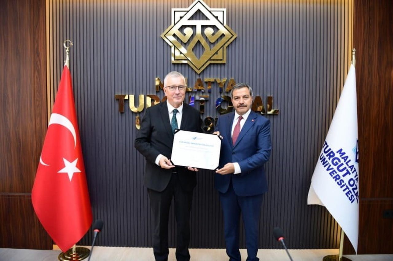 MALATYA TURGUT ÖZAL ÜNİVERSİTESİ KURUMSAL AKREDİTASYON BELGESİ’Nİ ALDI