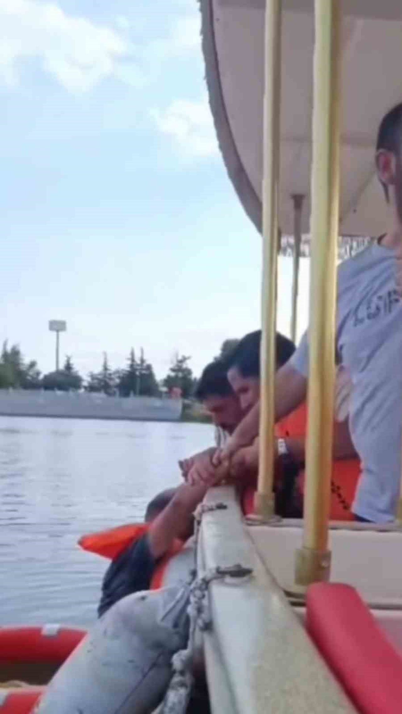 EDİRNE'DE KÖPRÜDEN MERİÇ NEHRİ'NE DÜŞEN BİR VATANDAŞ, BÖLGEDE GEZİ TURU YAPAN TEKNE TARAFINDAN...