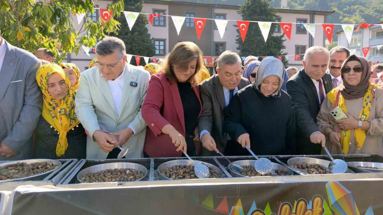 FESTİVALDE, İLÇENİN KESTANELERİ DEV KAZANLARDA HAŞLANARAK VE MANGALLARDA PİŞİRİLEREK KATILIMCILARA...