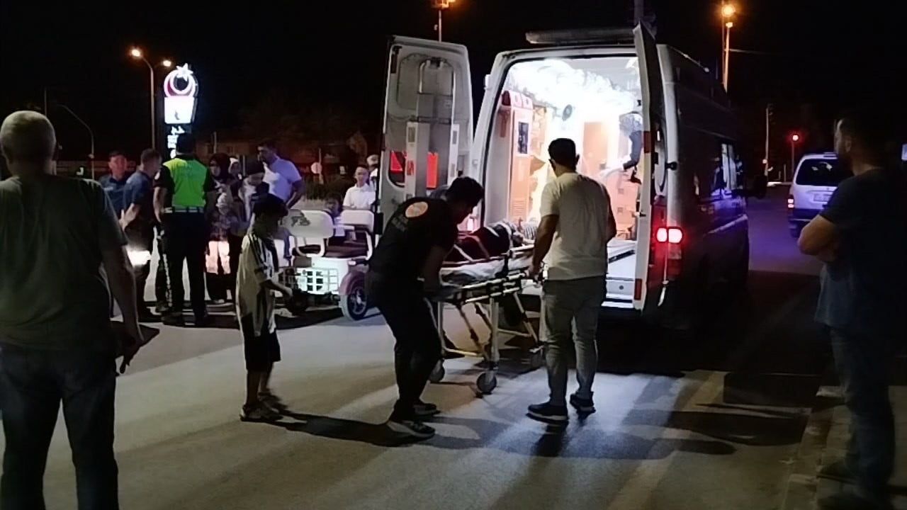 ÇORUM’UN OSMANCIK İLÇESİNDE OTOMOBİL İLE ÜÇ TEKERLEKLİ ELEKTRİKLİ MOTOSİKLETİN ÇARPIŞMASI SONUCU...