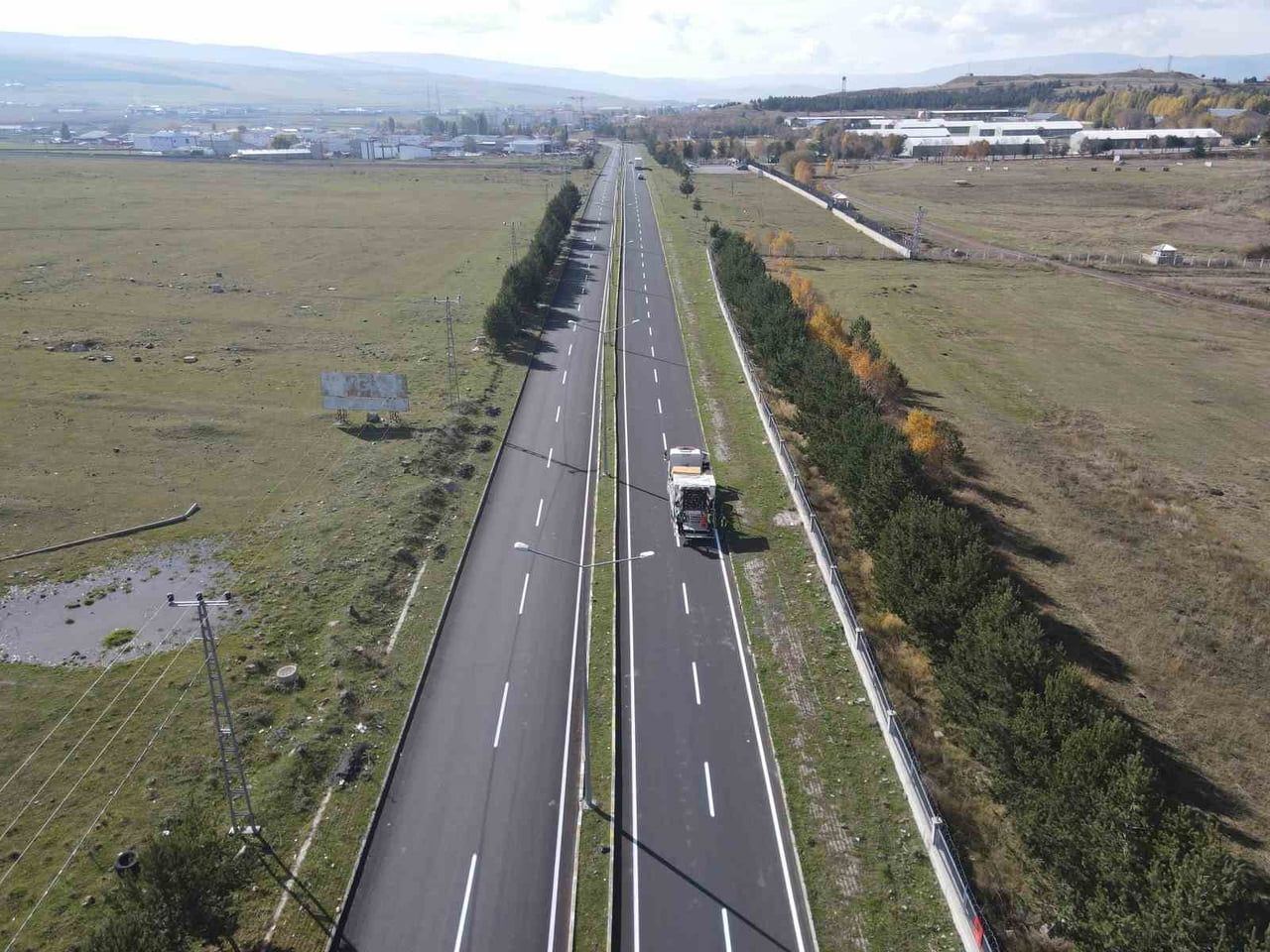 ARDAHAN'DA ASFALTLANAN YOLLARA SON DOKUNUŞ, ŞERİT ÇİZGİLERİ ÇİZİLDİ. (OLGUN...
