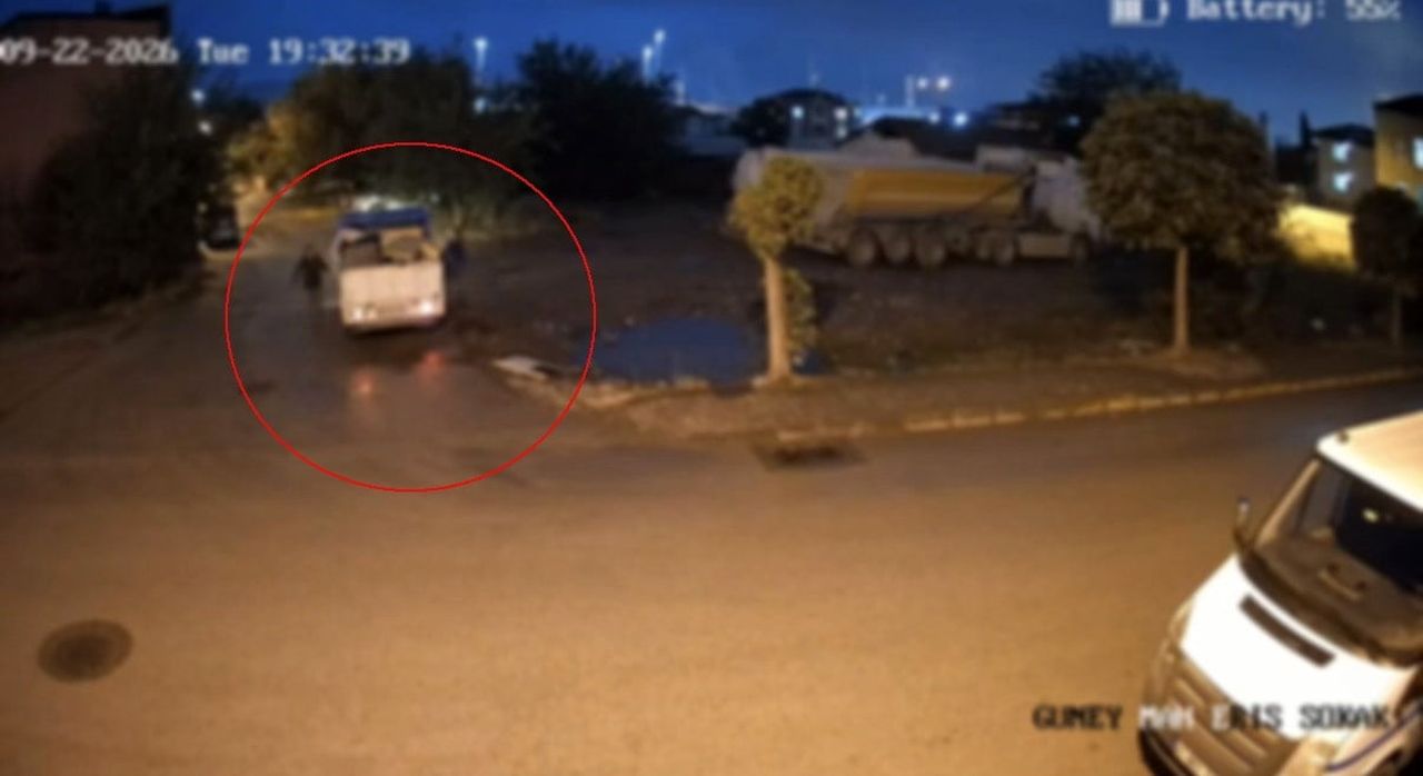 KOCAELİ'NİN KÖRFEZ İLÇESİNDE BOŞ ARAZİYE KAMYONETLE ATIK DÖKMEK İSTEYEN ŞAHISLAR, ÇEVREDEKİ BİR...