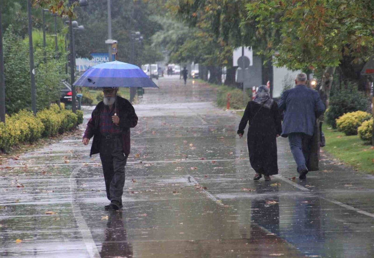 ORDU’DA ETKİLİ OLAN SAĞANAK YAĞIŞ NEDENİYLE BAZI NOKTALARDA KÜÇÜK ÇAPLI SU BİRİKİNTİLERİ...