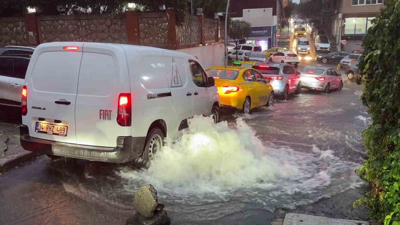 İSTANBUL ŞİŞLİ’DE SAĞANAK YAĞIŞLA BİRLİKTE FIRTINA ETKİLİ OLURKEN, KANALİZASYONLAR TAŞTI, YOLLAR...