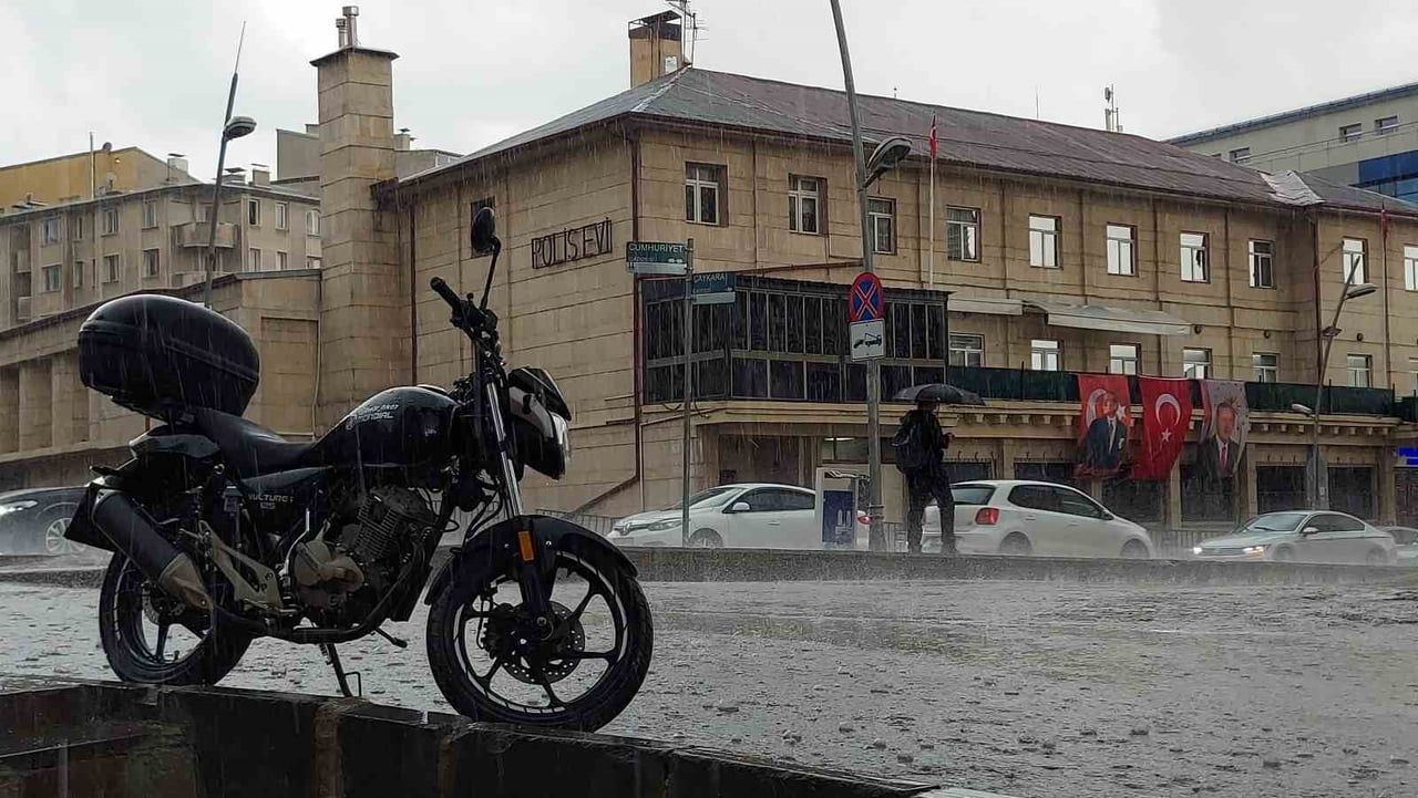 ERZURUM’DA YAĞMUR VE DOLU KENT MERKEZİNDE ETKİLİ OLDU. YAĞIŞA HAZIRLIKSIZ YAKALANAN VATANDAŞLAR...
