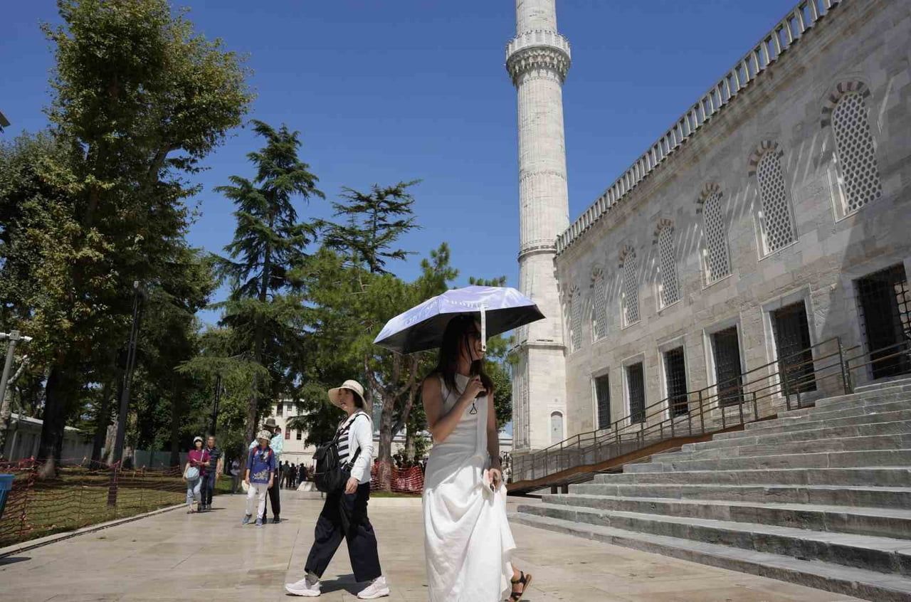 İSTANBUL’DA ETKİSİNİ SÜRDÜREN SICAK VE NEMLİ HAVA VATANDAŞLARI BUNALTTI.