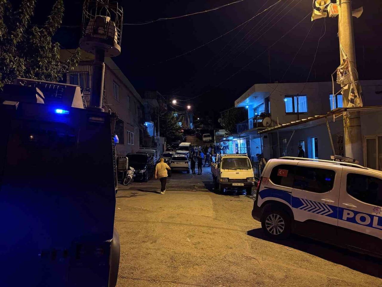 ADETA SAVAŞ ALANINA DÖNEN MAHALLEDE 17 ADRESE POLİS EKİPLERİ OPERASYON DÜZENLEDİ