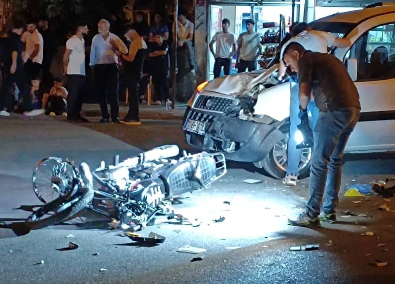 BATMAN’DA HAFİF TİCARİ ARAÇ İLE MOTOSİKLETİN ÇARPIŞMASI SONUCU MEYDANA GELEN TRAFİK KAZASINDA 21...