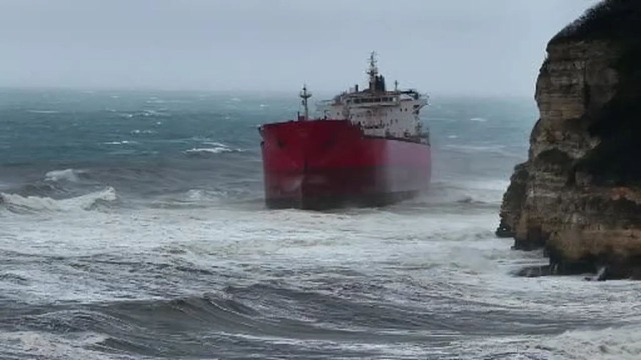 Sarıyer’de şiddetli fırtınada sürüklenen LPG tankeri böyle görüntülendi