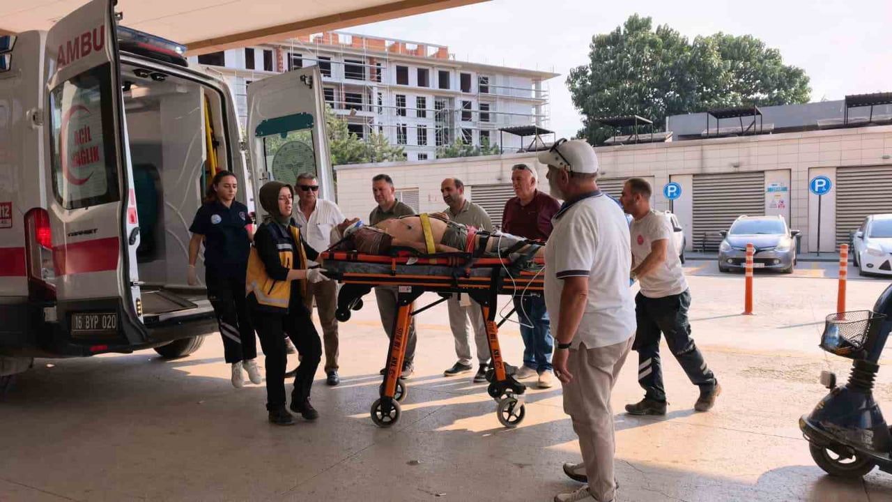 BURSA’NIN İNEGÖL İLÇESİNDE ORMANLIK ALANDA KONTROLDEN ÇIKAN TRAKTÖR, YAKLAŞIK 50 METRELİK UÇURUMA...