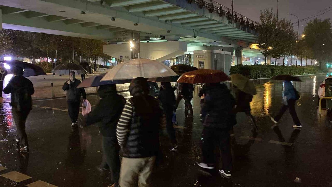 İSTANBUL’DA SABAHIN ERKEN SAATLERİNDE ETKİLİ OLAN SAĞANAK YAĞIŞ, İŞE GİTMEK İÇİN YOLA ÇIKAN...