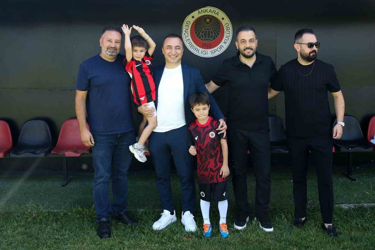 GENÇLERBİRLİĞİ-FENERBAHÇE MAÇINDA TRİBÜNDE FORMASI ÇIKARTILAN GÖKTUĞ VE BABASI SELAMİ ALIMCI...