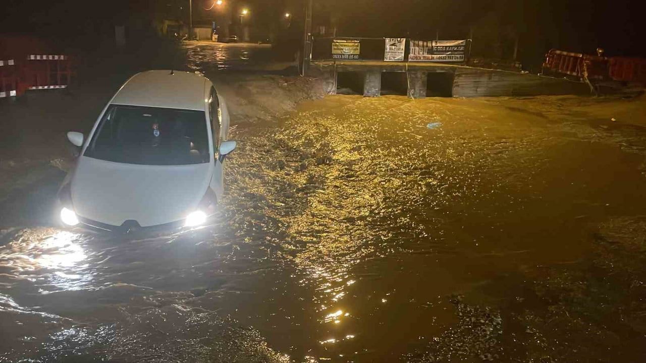 MUĞLA'DA YAĞIŞ NEDENİYLE YOL ÇÖKTÜ, ARAÇ ÇUKURA KAÇTI