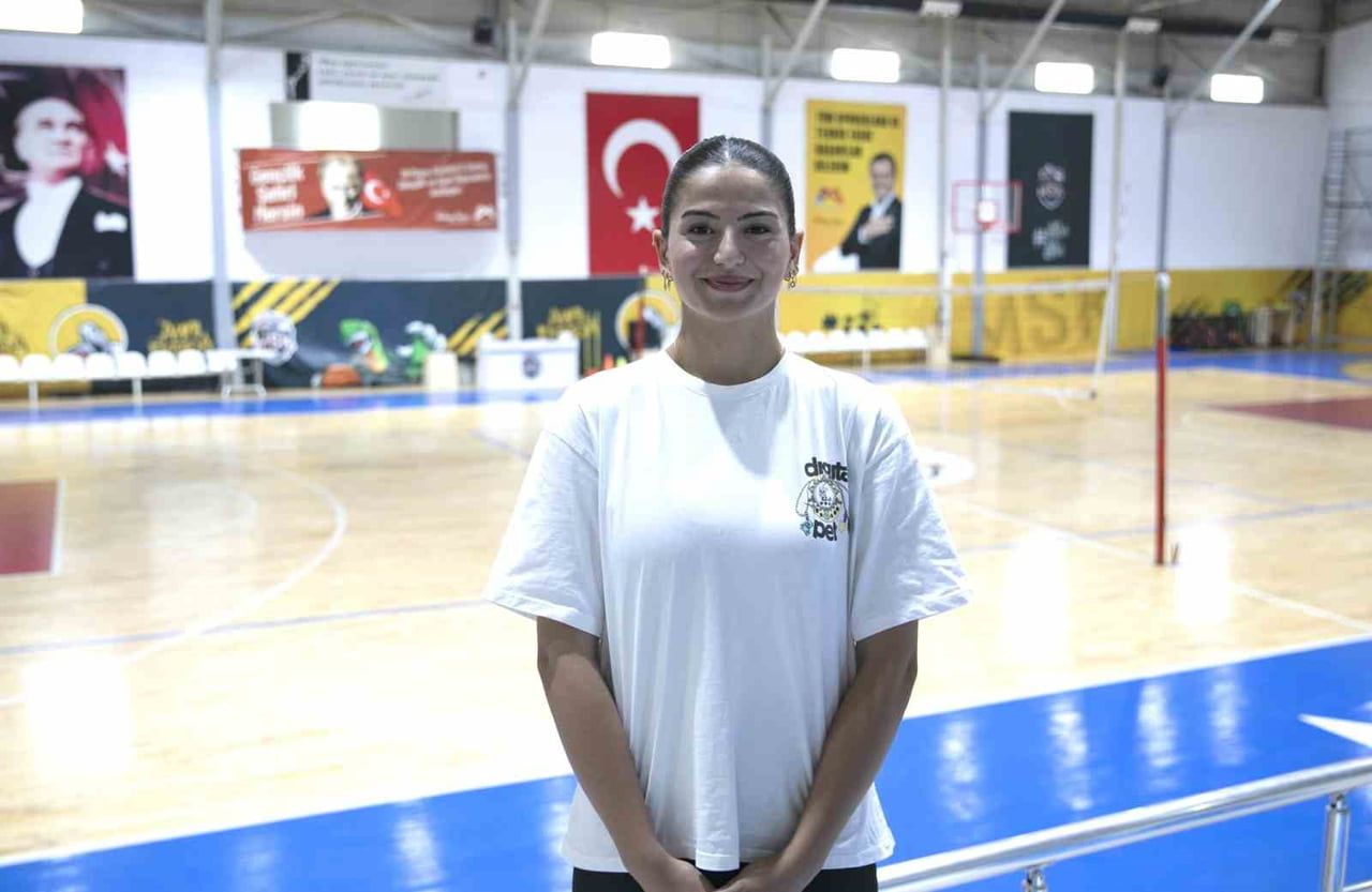 MERSİN’DE 12 YAŞINDA ÜCRETSİZ VOLEYBOL KURSLARINA KATILARAK YETENEĞİ KEŞFEDİLEN CENNET İREM ÇETİN...