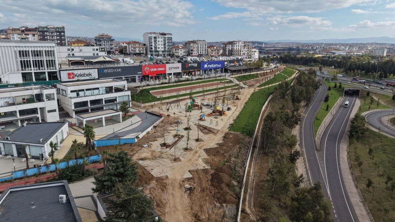 ÇAYIROVA İLÇESİNDE 18 BİN 500 METREKARELİK ALANDA DÜZENLENEN FATİH SULTAN MEHMET PARKI'NDA...
