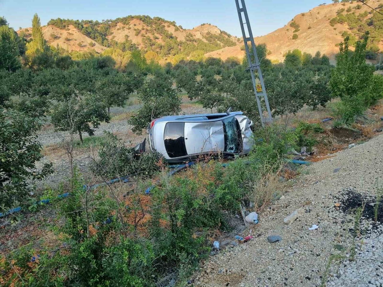 ADIYAMAN'IN GÖLBAŞI İLÇESİNDE OTOMOBİLİN MEYVE BAHÇESİNE YUVARLANMASI SONUCU 4 KİŞİ...