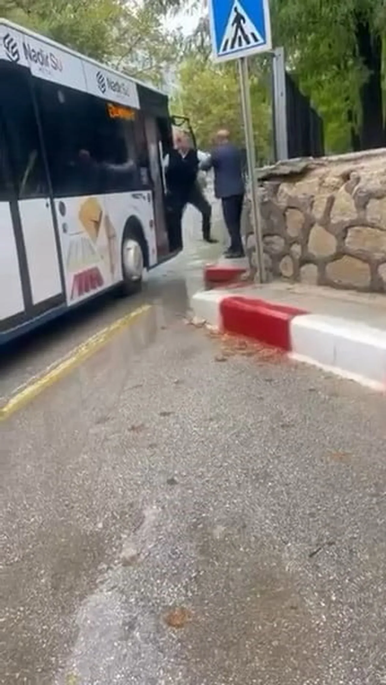 ELAZIĞ’DA OTOBÜS ŞOFÖRÜ İLE YOLCU ARASINDA ÇIKAN TARTIŞMA YUMRUKLU KAVGAYA DÖNÜŞTÜ. ŞAHIS, ŞOFÖRE...