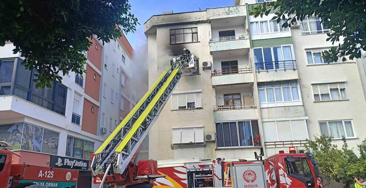 ANTALYA'NIN KUMLUCA İLÇESİNDE APARTMAN DAİRESİNDE ÇIKAN YANGIN İTFAİYE EKİPLERİNCE SÖNDÜRÜLDÜ....