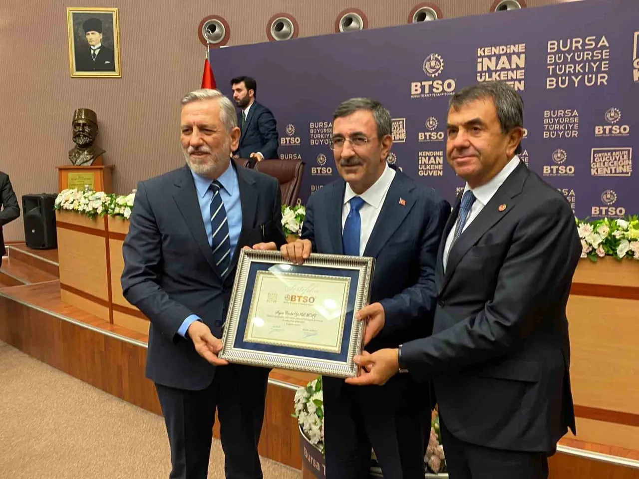 CUMHURBAŞKANI YARDIMCISI CEVDET YILMAZ, TÜRKİYE YÜZYILI BULUŞMALARI KAPSAMINDA GELDİĞİ BURSA’DA İŞ...