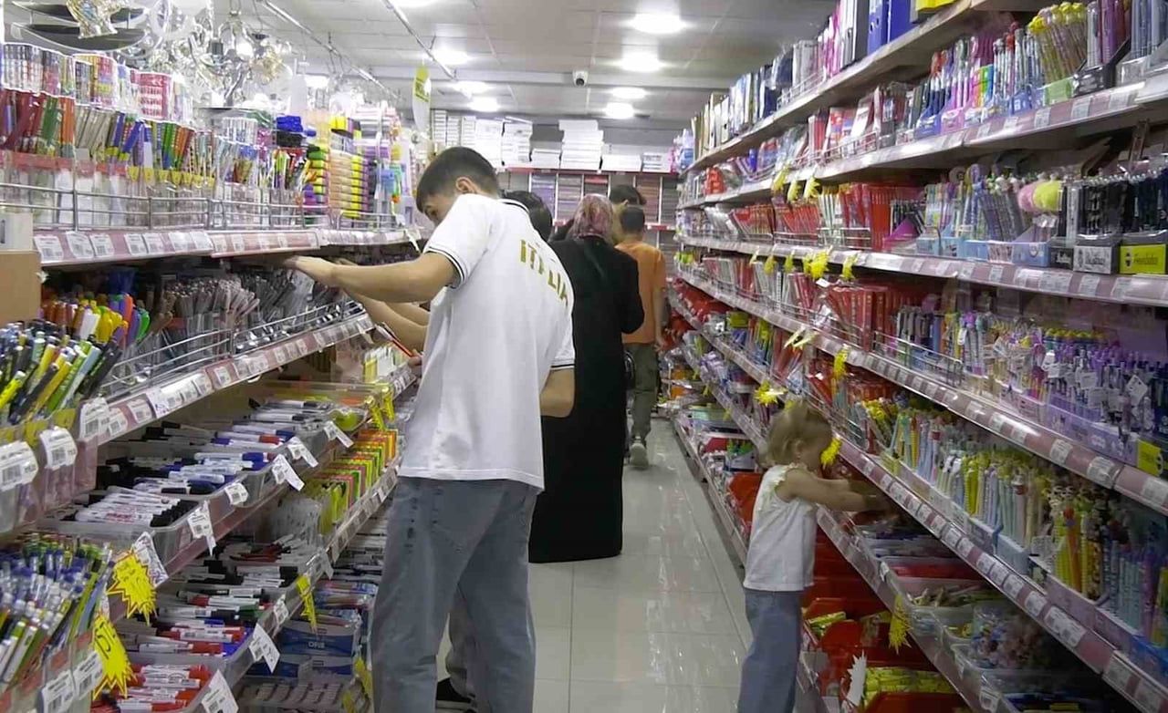 ÇORUM'DA YAZ TATİLİNİN SON GÜNÜNDE OKUL ALIŞVERİŞİNİ YAPMAK İSTEYEN ÖĞRENCİLER VE AİLELERİ...