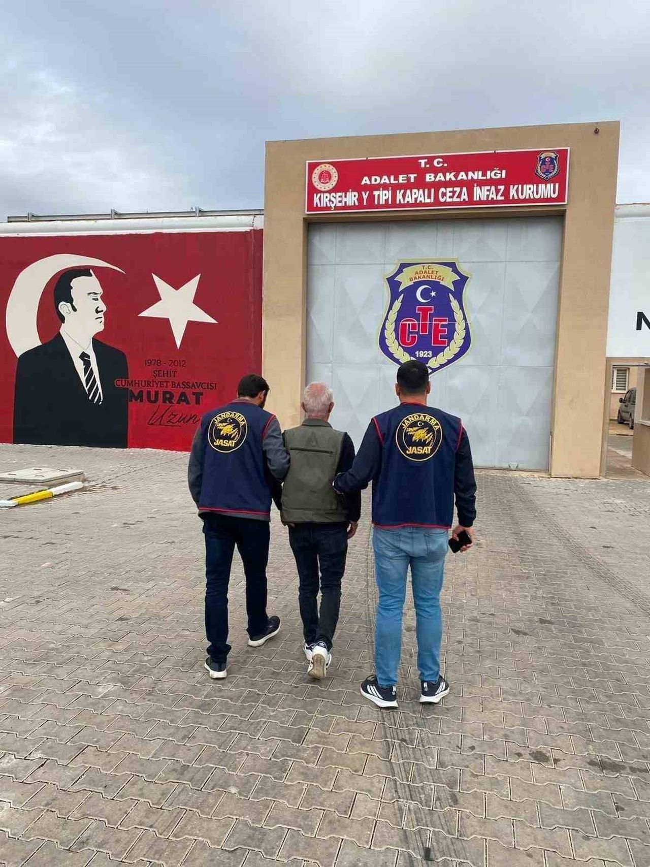 KIRŞEHİR’DE, HAKKINDA KESİNLEŞMİŞ HAPİS CEZASI BULUNAN ŞAHIS, JANDARMA SUÇ ARAŞTIRMA TİMİ (JASAT)...