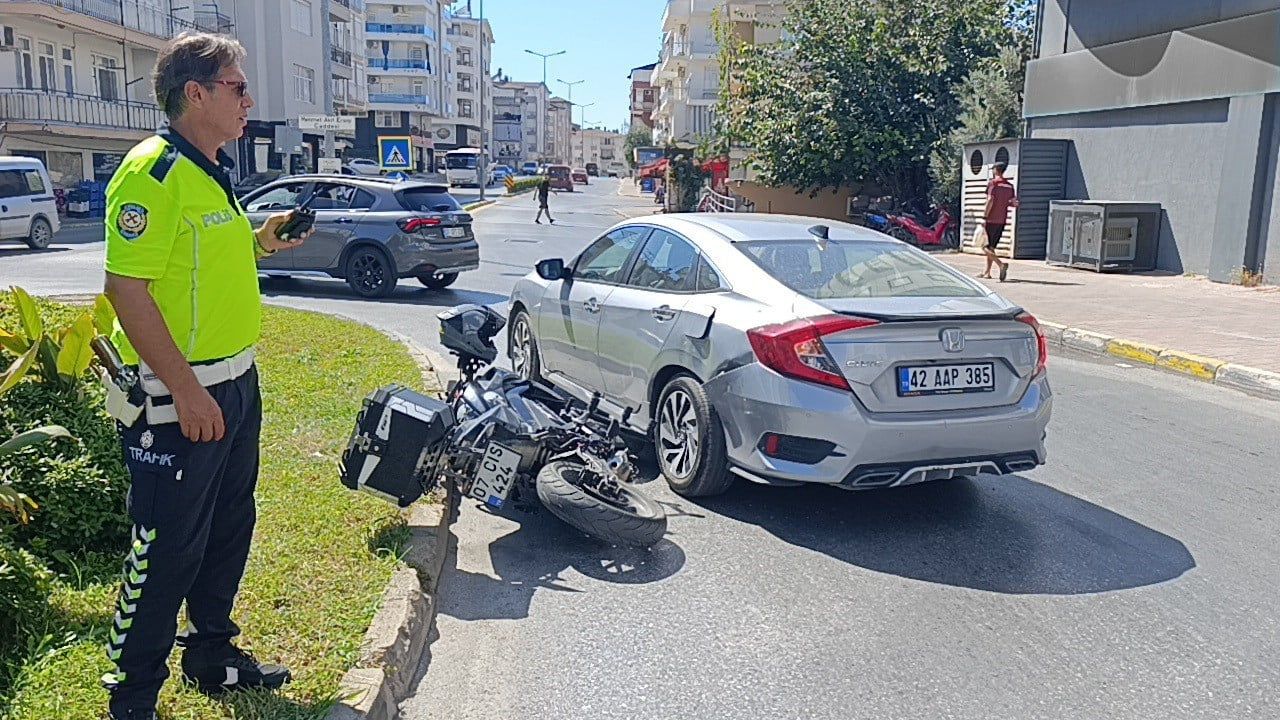 ANTALYA’NIN MANAVGAT İLÇESİNDE AYNI İSTİKAMETTE SEYİR HALİNDEKİ MOTOSİKLETİN OTOMOBİLE YANDAN...