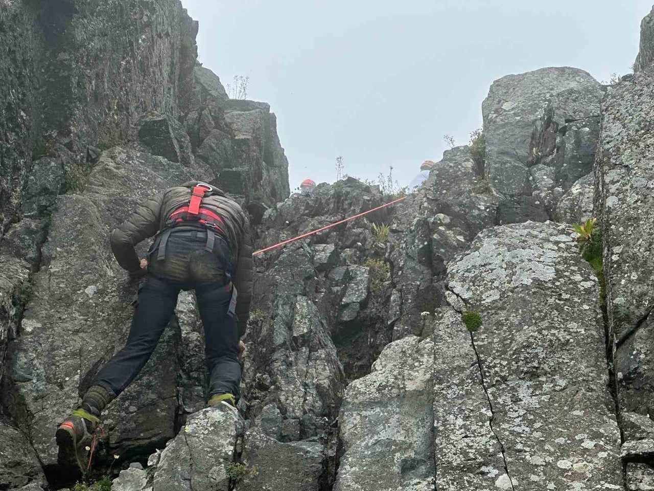 RİZE’NİN ÇAMLIHEMŞİN İLÇESİNE BAĞLI AVUSOR YAYLASI KAÇKAR DAĞI MEVKİİNDE YÖNÜNÜ KAYBEDEREK MAHSUR...