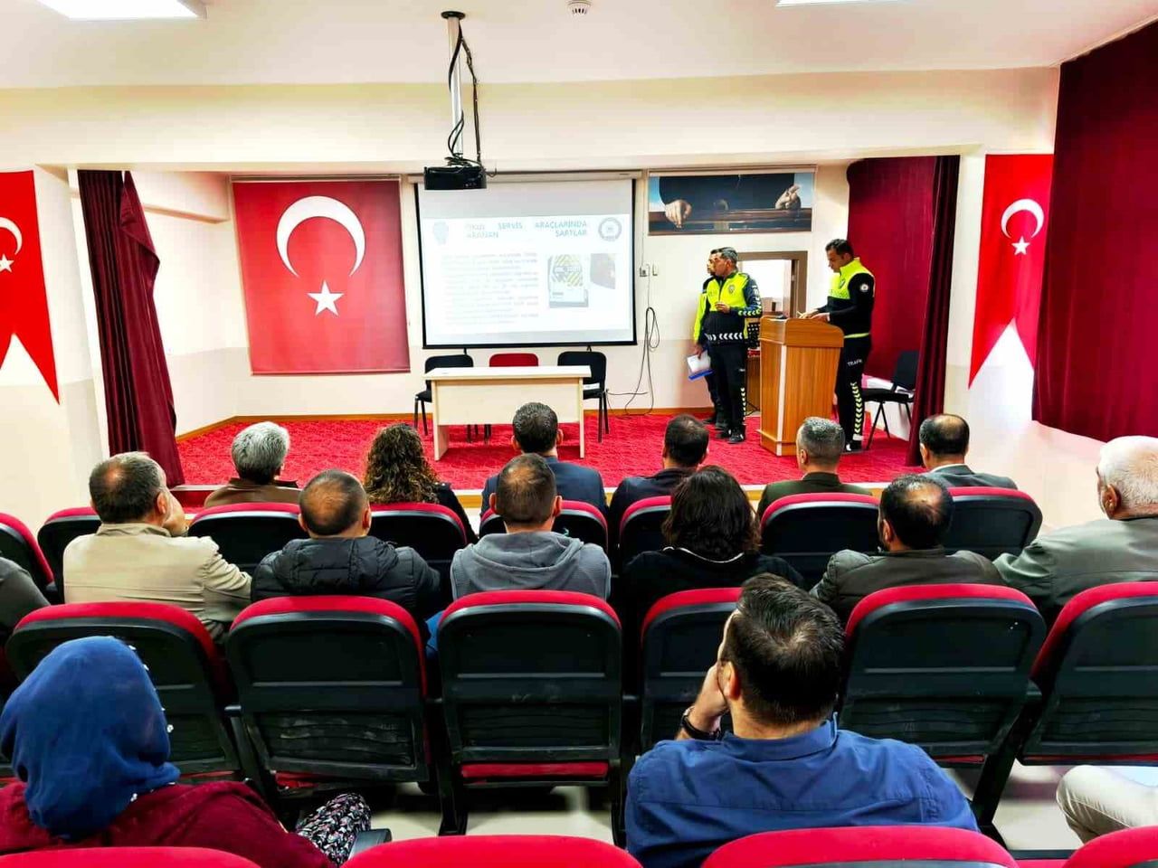 TUNCELİ’DE, OKUL SERVİS ŞOFÖRLERİ VE OKUL MÜDÜRLERİNE YÖNELİK TRAFİK GÜVENLİĞİ EĞİTİM SEMİNERİ...