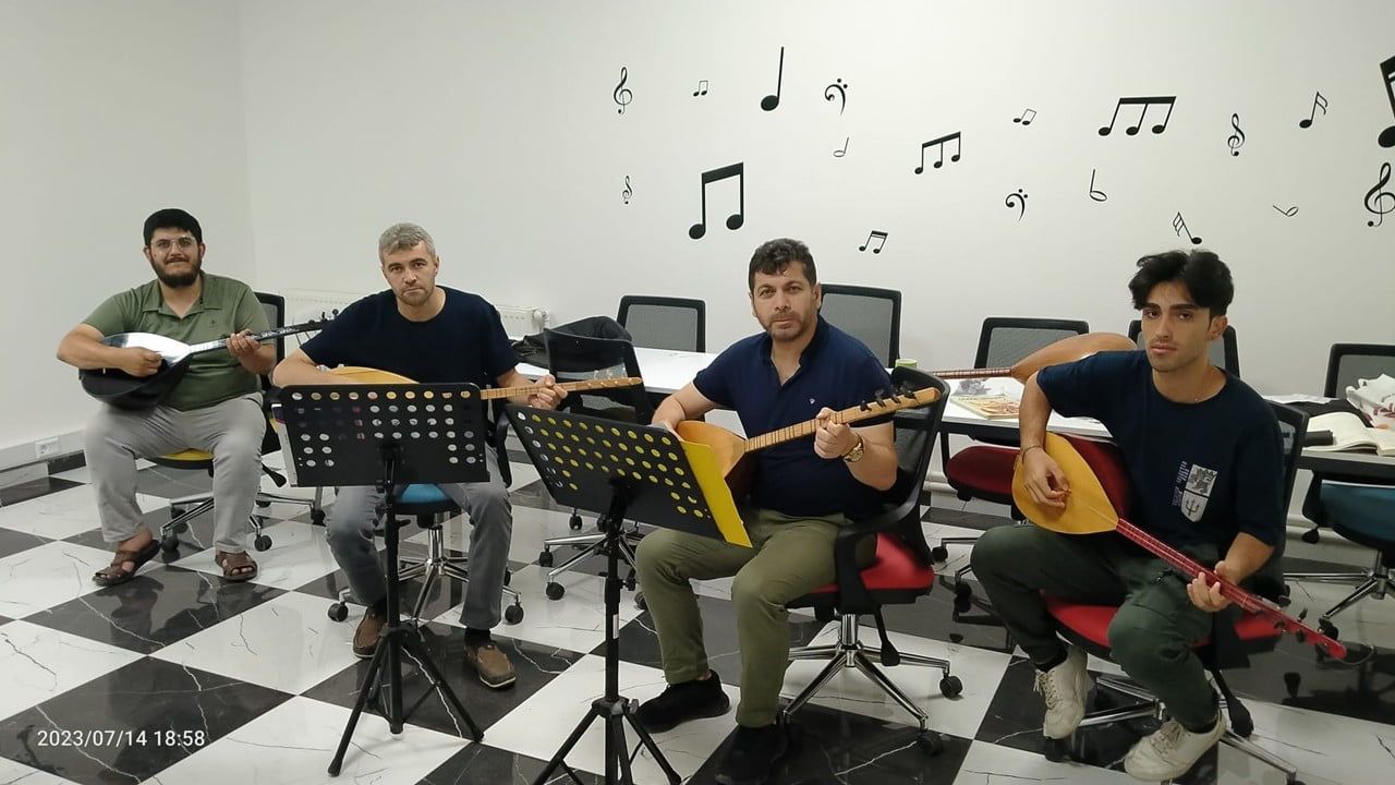 ŞEHZADELER BELEDİYESİ, MÜZİĞE İLGİ DUYAN 7 YAŞ VE ÜZERİ VATANDAŞLARI KEMAN, BAĞLAMA, GİTAR VE...