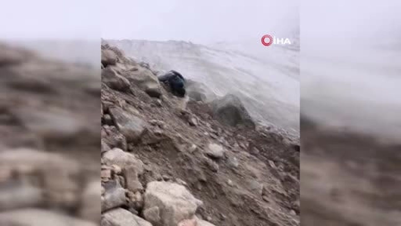 Dağcılar, yuvarlanan dev kaya parçalarının altında kalmaktan son anda kurtuldu... O anlar...
