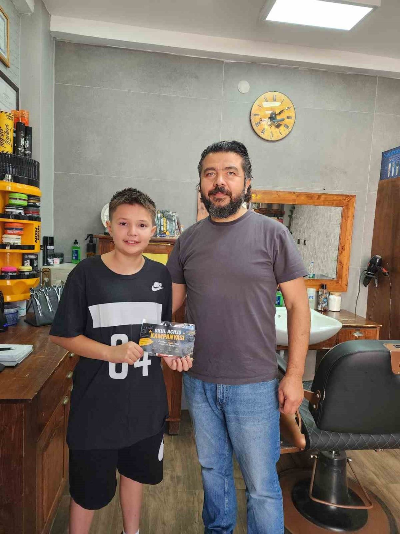 BERBERDEN OKUL ÖNCESİ TRAŞ OLMAYA GELEN ÖĞRENCİLERE ANLAMLI HEDİYE