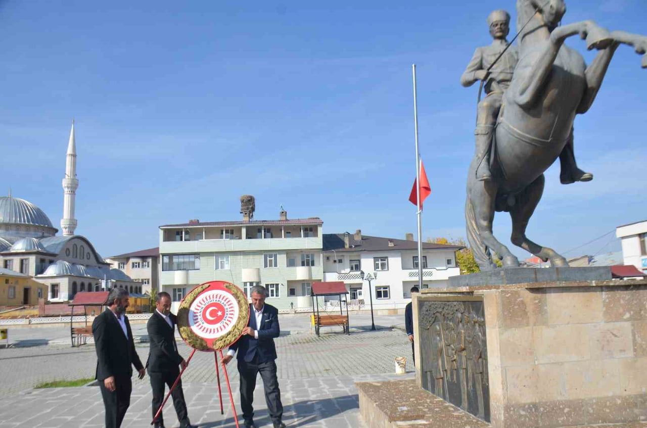 BULANIK İLÇESİNDE 19 EKİM MUHTARLAR GÜNÜ DOLAYISIYLA KENT MEYDANINDA TÖREN DÜZENLENDİ.
