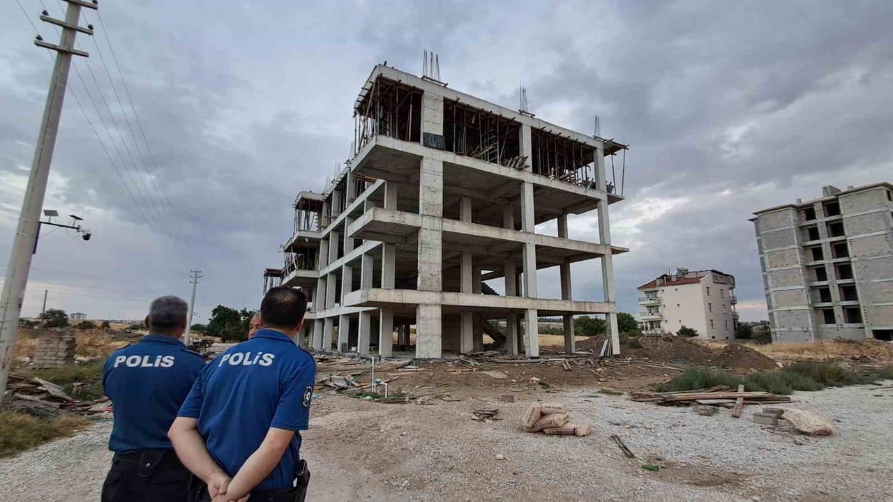 KARAMAN’DA YAPIMI DEVAM EDEN İNŞAATIN 4’ÜNCÜ KATINDAN DÜŞEN 41 YAŞINDAKİ KALIP USTASI AĞIR...