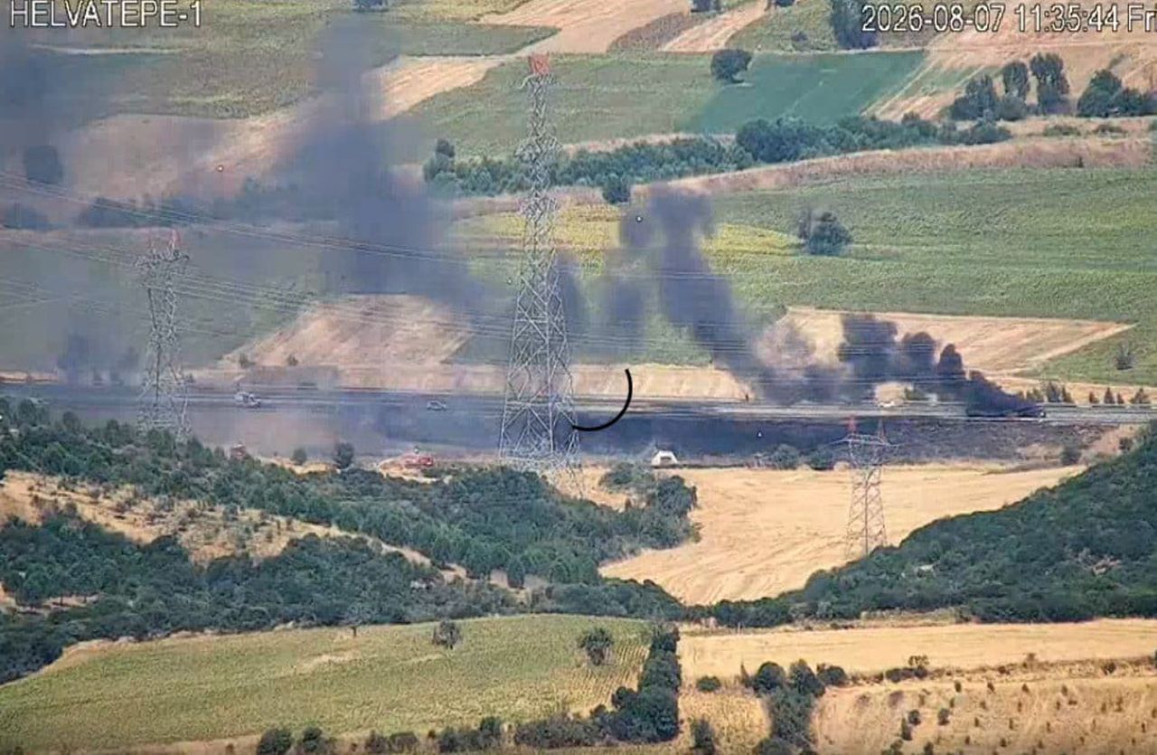 TEKİRDAĞ'IN ŞARKÖY İLÇESİ İLE ÇANAKKALE SINIRINDA SEYİR HALİNDEKİ BİR ARAÇTA ÇIKAN YANGIN...