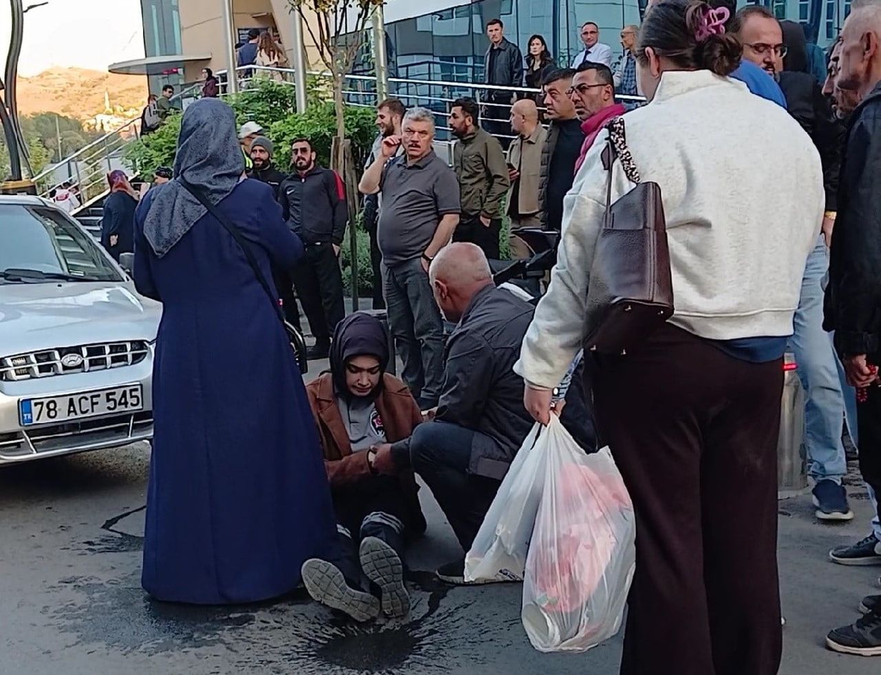 KARABÜK’TE YOLUN KARŞISINA GEÇMEK İSTEYEN MELİKE E., OTOMOBİLİN ÇARPMASI SONUCU YARALANDI.
