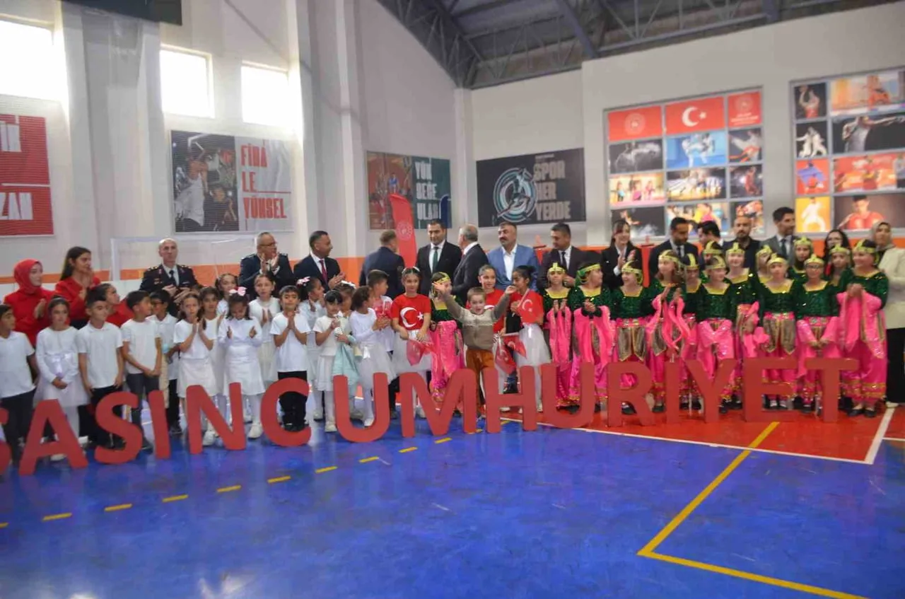MUŞ'UN BULANIK İLÇESİNDE 29 EKİM CUMHURİYET BAYRAMI'NIN 103. YIL DÖNÜMÜ DÜZENLENEN TÖRENLE...
