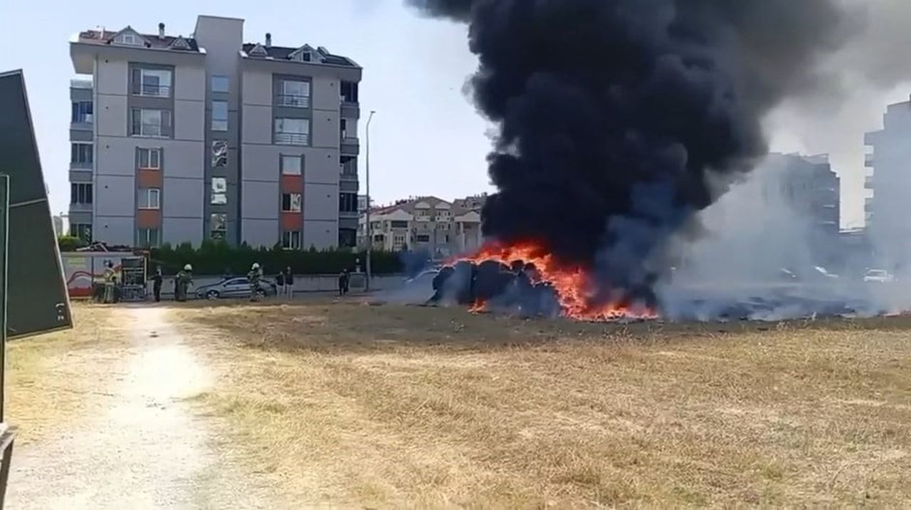 BURSA’DA HALI SAHA MALZEMELERİNİN BULUNDUĞU ALANDAN YÜKSELEN ALEVLER, MAHALLE SAKİNLERİNE KORKU...