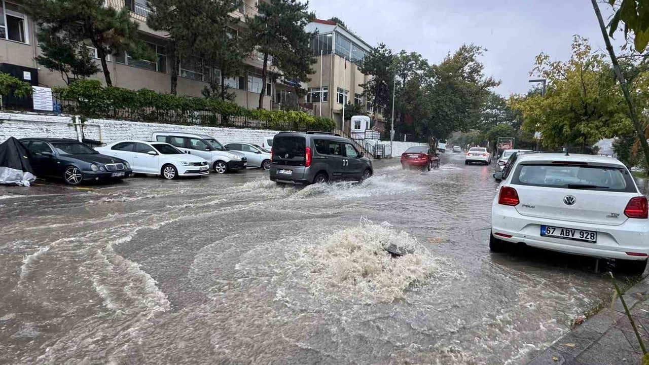 ZONGULDAK’TA ETKİLİ OLAN SAĞANAK NEDENİYLE BAZI YOLLARDA SU BİRİKİNTİLERİ OLUŞURKEN, OLUMSUZ HAVA...