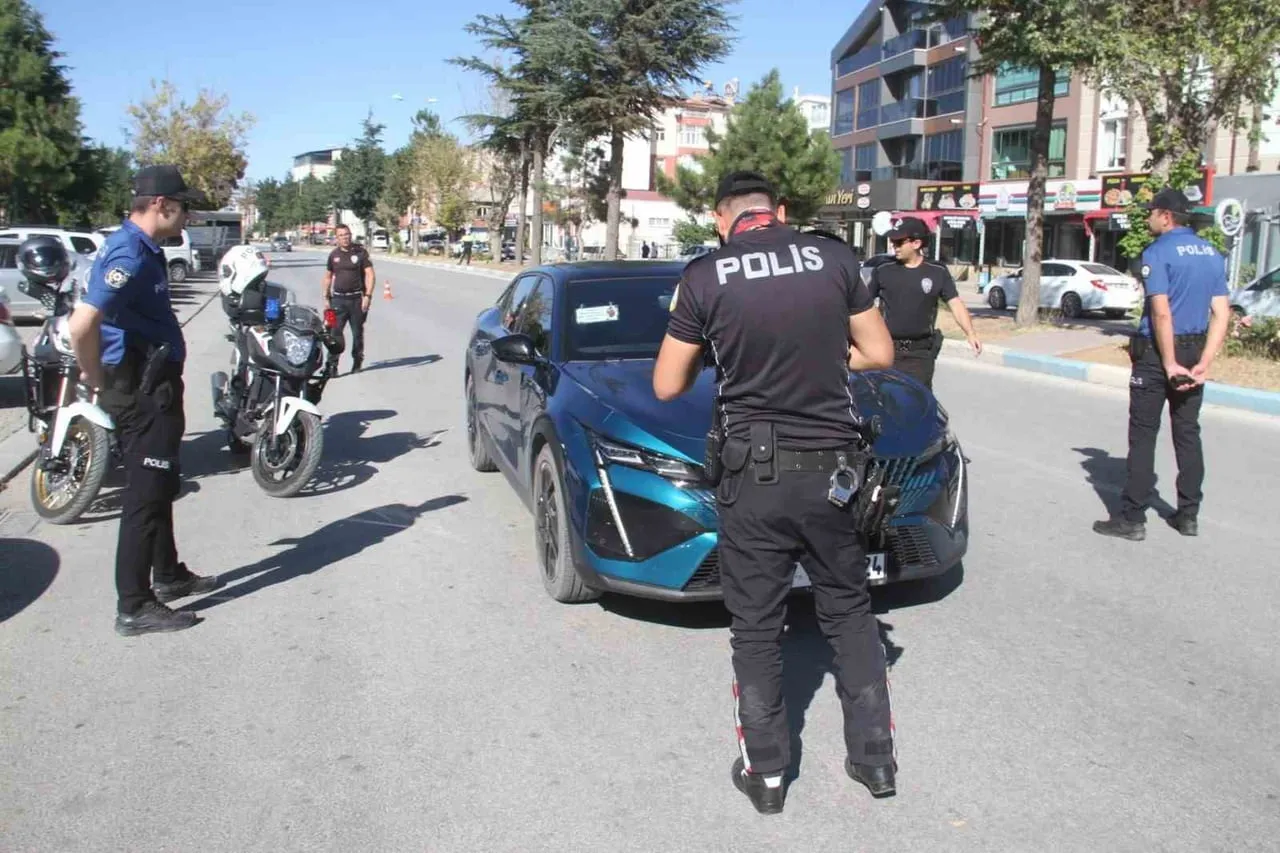 KONYA’NIN BEYŞEHİR İLÇESİNDE GÜVENLİK VE ASAYİŞ UYGULAMALARINDA GÖREV ALAN POLİS EKİPLERİNE YUNUS...