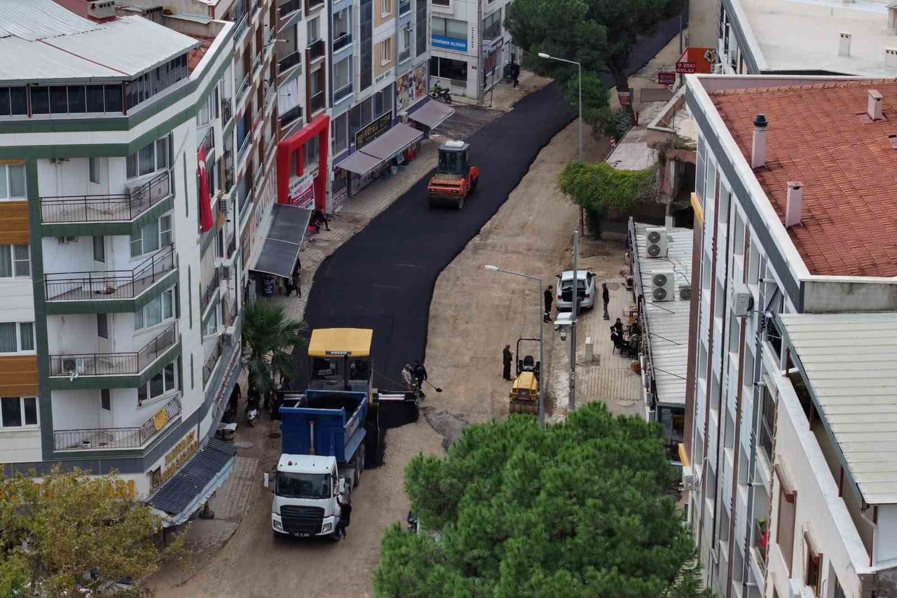 İSTASYON CADDESİ, CUMHURİYET CADDESİ VE TARLA SOKAK’TA YÜRÜTÜLEN ÇALIŞMALARLA ULAŞIMIN AKSAMAMASI...
