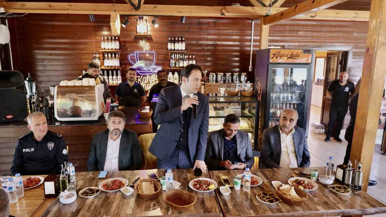 MALATYA'NIN AKÇADAĞ BELEDİYE BAŞKANI HASAN ULUTAŞ, İLÇEDEKİ MUHTARLARLA BİR ARAYA GELDİ.