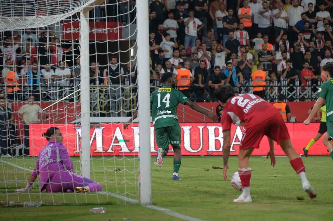 BATMAN PETROLSPOR DEPLASMANINDA BURSASPOR’A 2 GOLLE GALİBİYETİ GETİREN KELECHİ IHEANACHO, MAÇ...