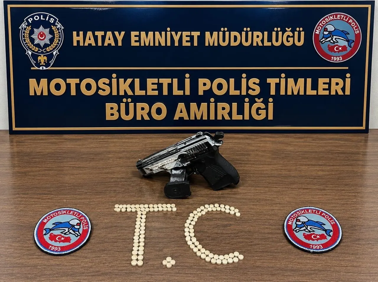 ANTAKYA’DA POLİS EKİPLERİNİN ÇALIŞMASINDA UYUŞTURUCU HAP VE KURUSIKI TABANCA ELE...