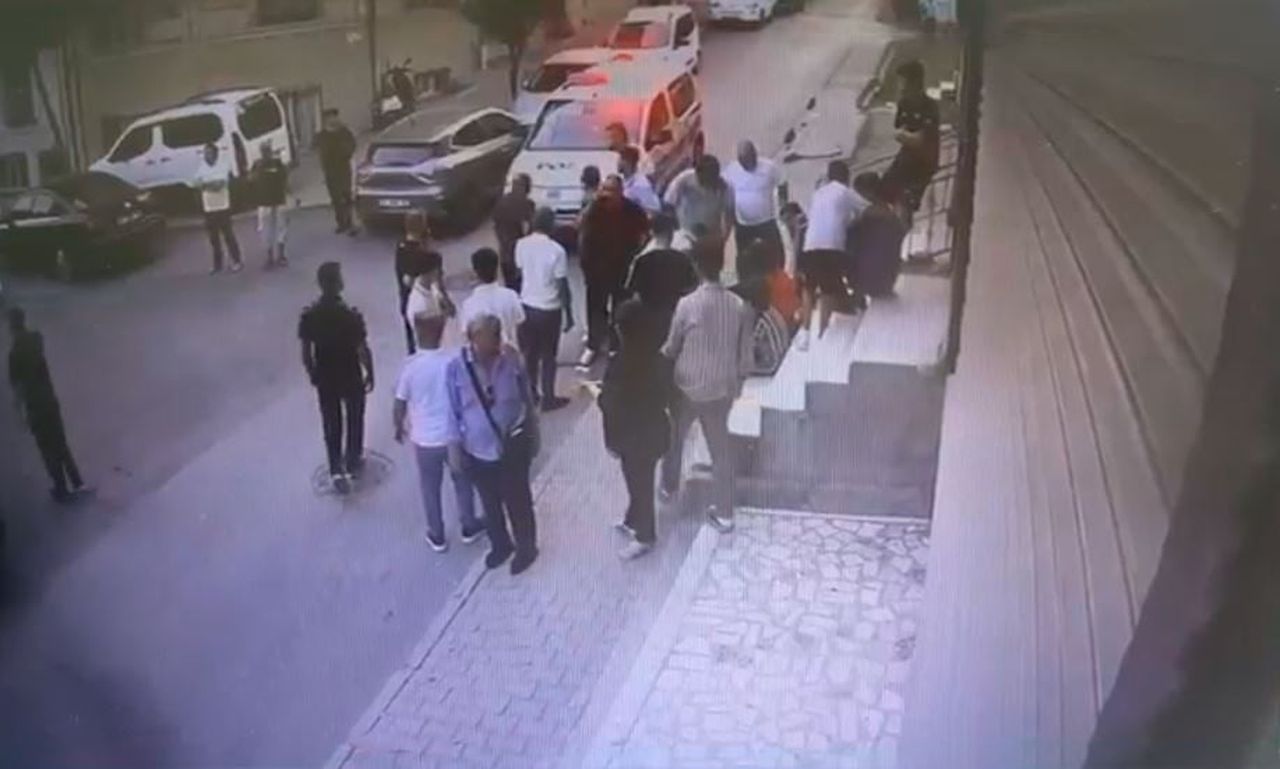OLAYIN DEVAMINDA POLİSİN GELDİĞİ VE OLAYA MÜDAHALE ETTİĞİ ANLAR KAYDEDİLDİ. (GÜVENLİK KAMERASI...