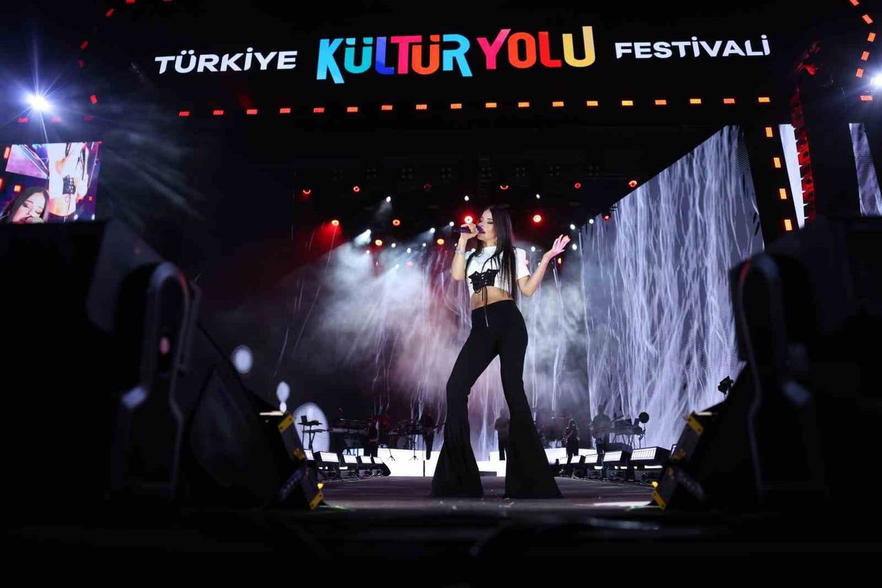 SİMGE, MALATYA’DA SEVİLEN ŞARKILARIYLA SAHNE ALDI
